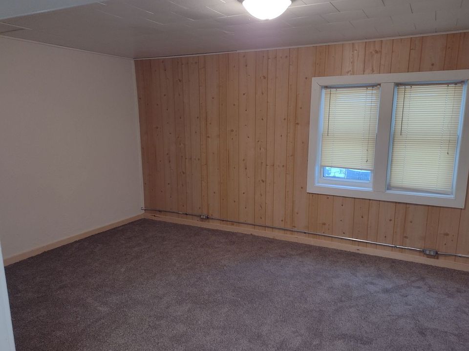 2nd image of 123 Oak Ave N