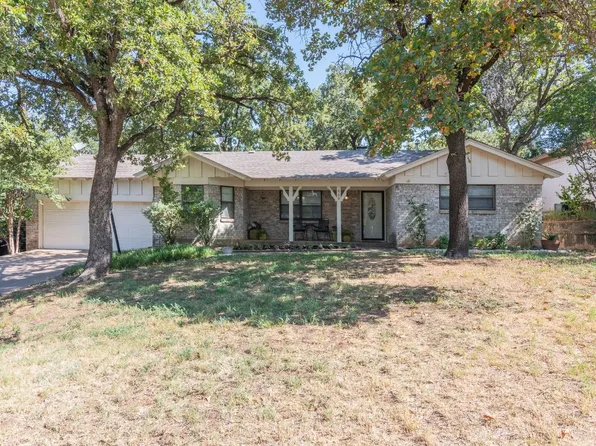 860 Timberhill Dr, Hurst, TX 76053