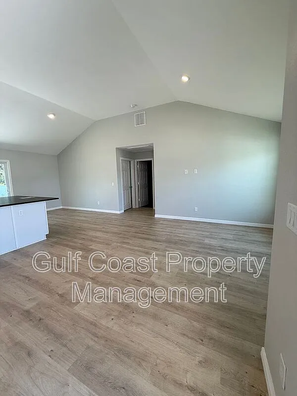 4 bed, 2.0 bath, 1603 sqft, $2,000 — Photo 4