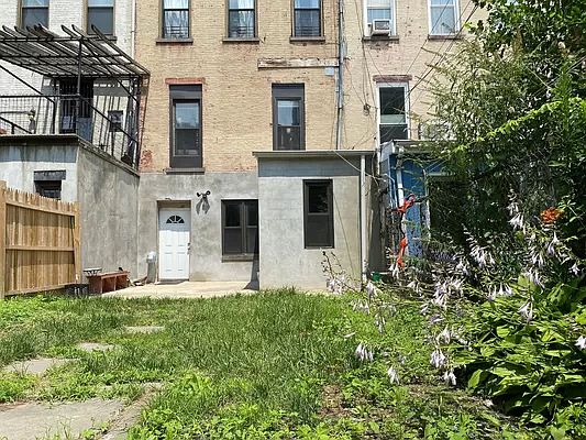 3rd image of 248 Jefferson Ave