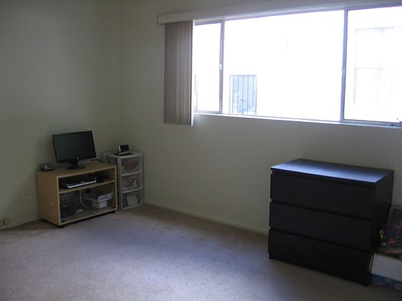 5th image of 527 S Barrington Ave APT 6