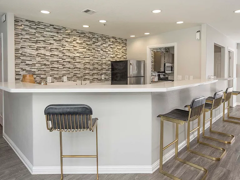 Bella Vista Apartments — Photo 13