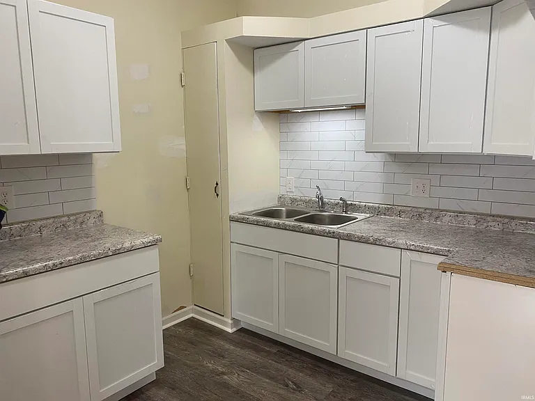 1220 S Curry Pike #B — Photo 2