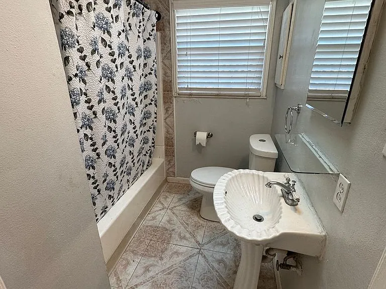 546 Richmond Ave — Photo 8