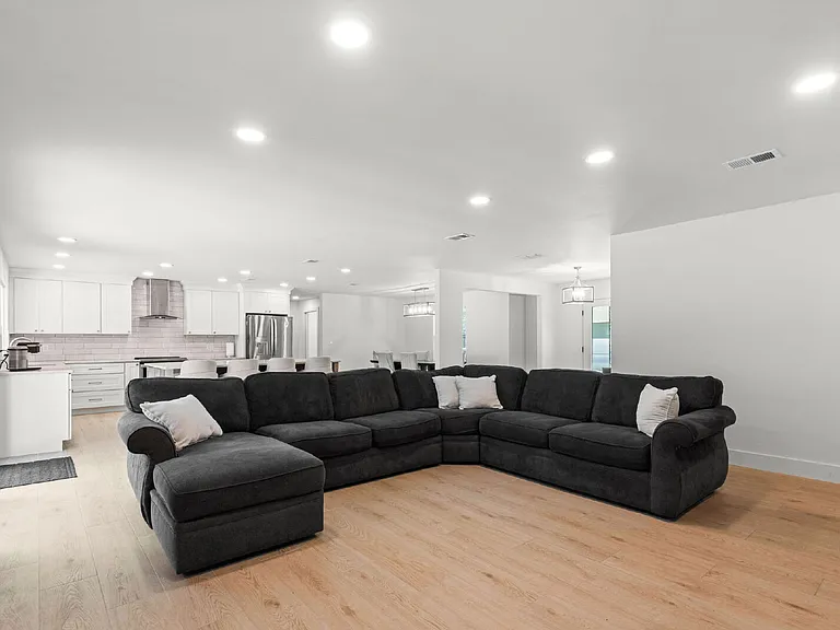 2507 Edgewater Dr — Photo 10