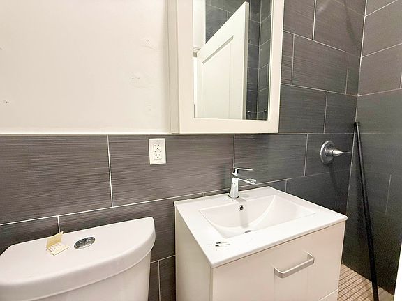2nd image of 235 Jefferson St APT 3R