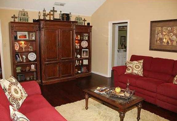 4th image of 10153 Thornwood Dr