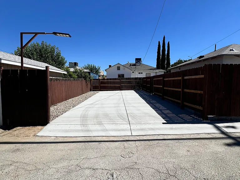 104 E Kern St — Photo 8