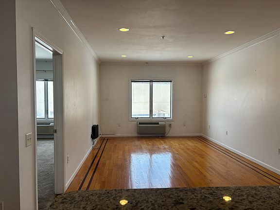 4th image of 528 52nd St APT 202