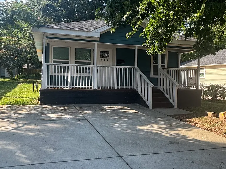 910 Cantwell St — Photo 1