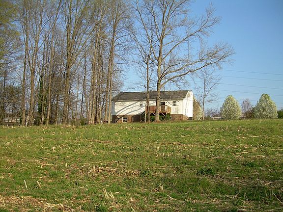 View from the farm looking at the back of the house. Yes. Lots of land.
