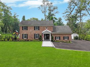 7 Pudding Ln, Dix Hills, NY 11746
