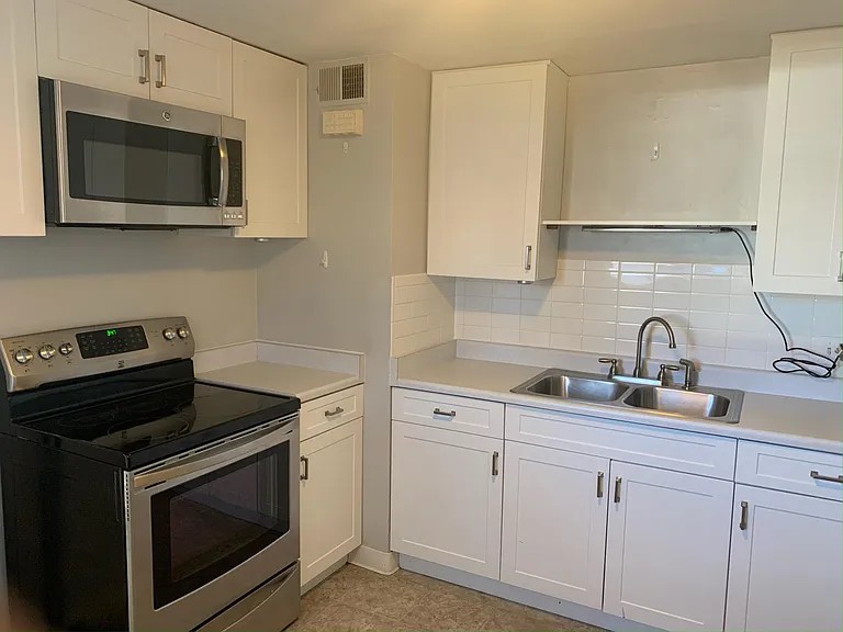 1119 Clinton St — Photo 2