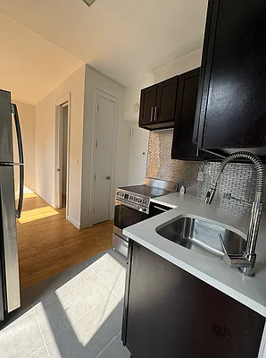 Rented by Current Real Estate Advisors | media 15