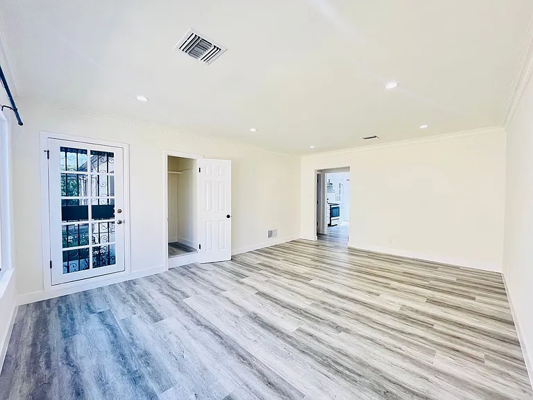Hayworth439 — Photo 3