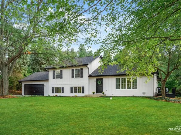 40W665 Carriage Ct, St Charles, IL 60175