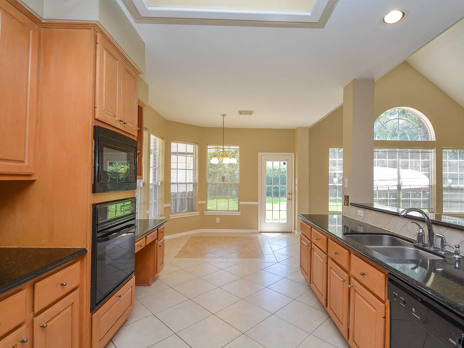 4 bed, 3.5 bath, 3062 sqft, $2,900 — Photo 4