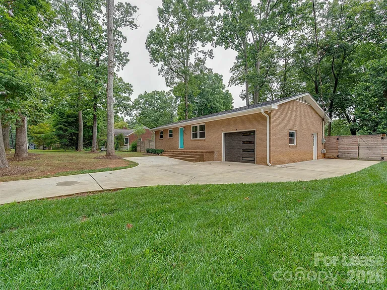5646 Oak Dr — Photo 2