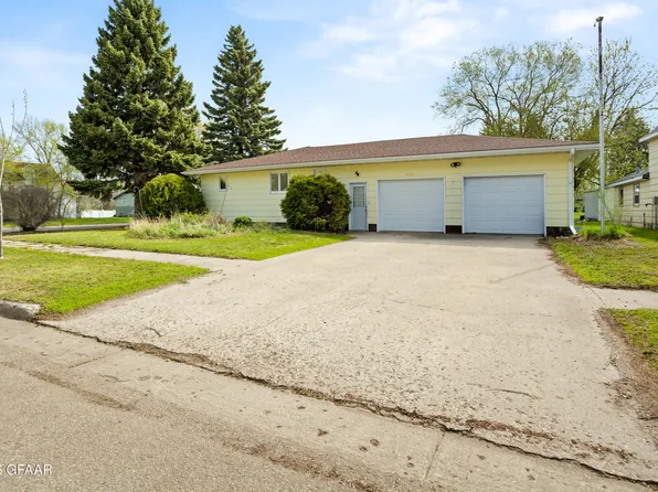 404 Wadge Ave S, Park River, ND 58270