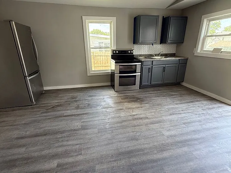 806 Broad St — Photo 14