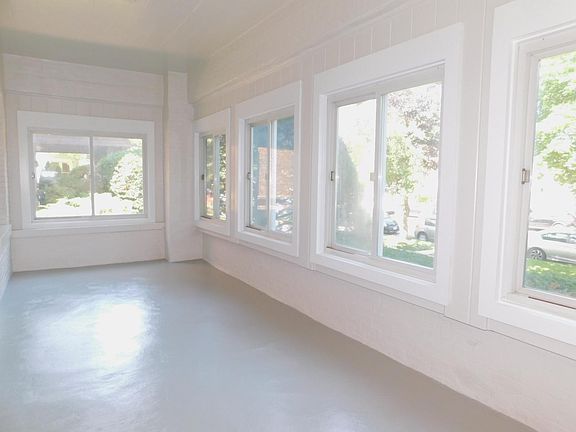 3rd image of 820 Hinman Ave APT 1