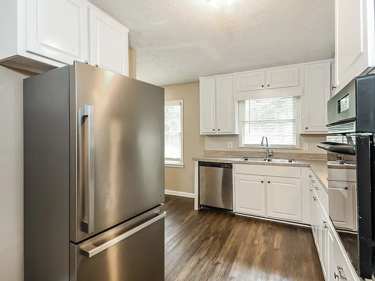 2906 Elizabeth Ln — Photo 6