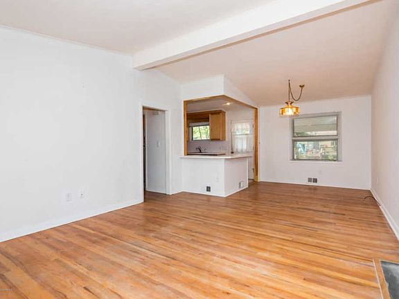 3rd image of 617 Beachwood Blvd