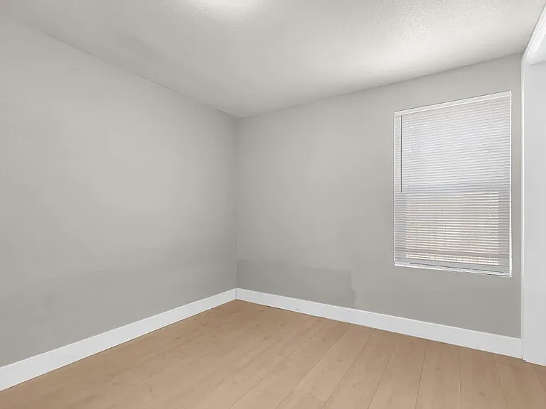 241 Linden St — Photo 7