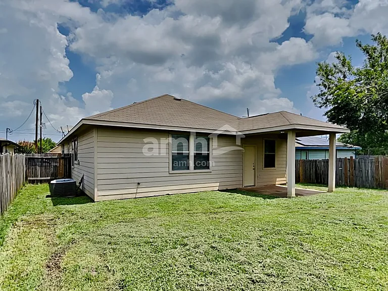 2324 Shady Tree Ln — Photo 21
