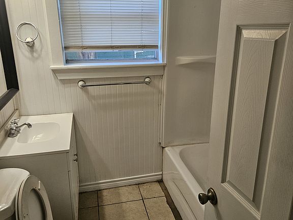 4th image of 220 Riverside Dr