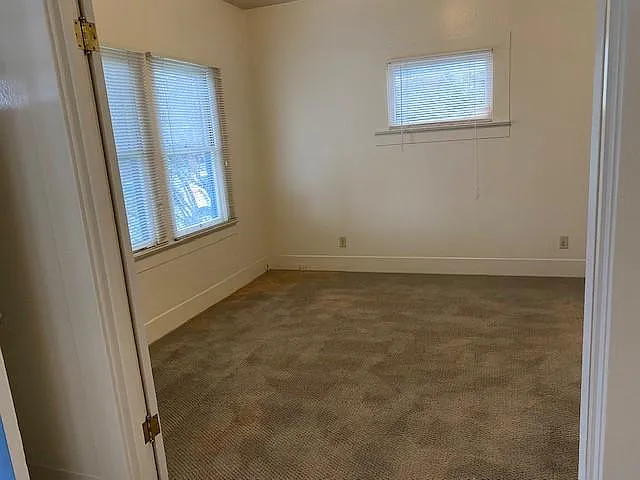 2020 Oak St — Photo 3