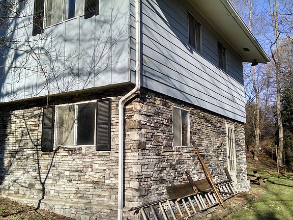 Stone / wood siding
