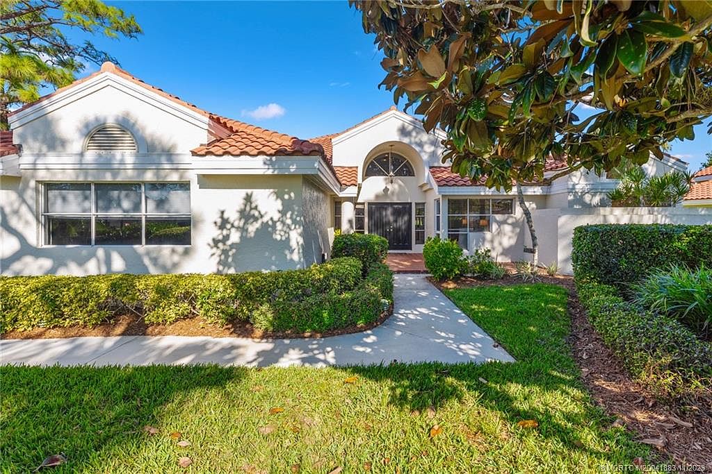 2014 NW Laurel Oak Ln