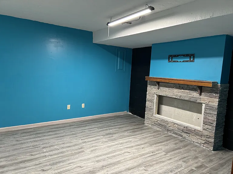 225 Bates St — Photo 12