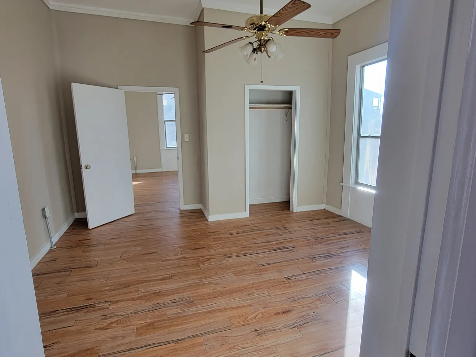 1 bed, 900 sqft, $995 — Photo 3