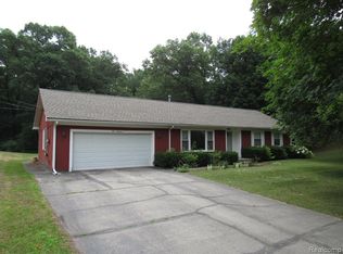 400 Sunset St, White Lake, MI 48383