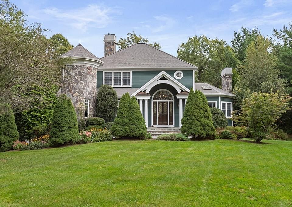 1st image of 8 Beaumonts Pond Dr