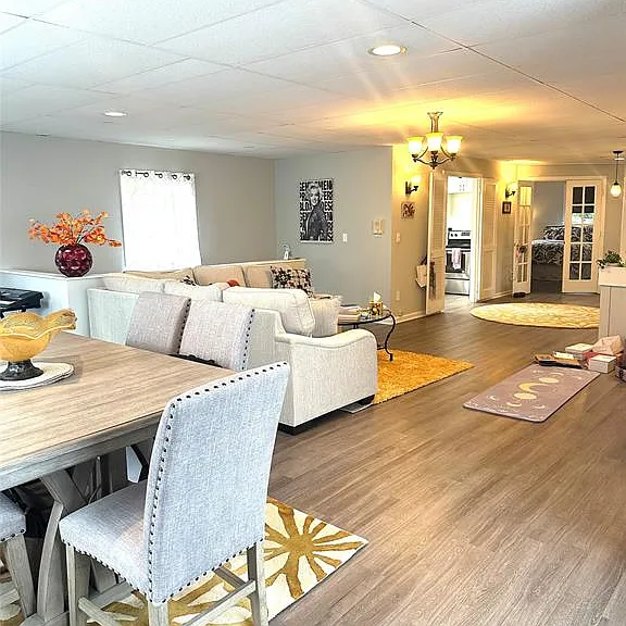 10 Evergreen Ave — Photo 3