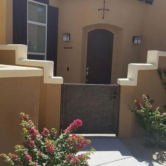 52430 Hawthorn Ct — Photo 1