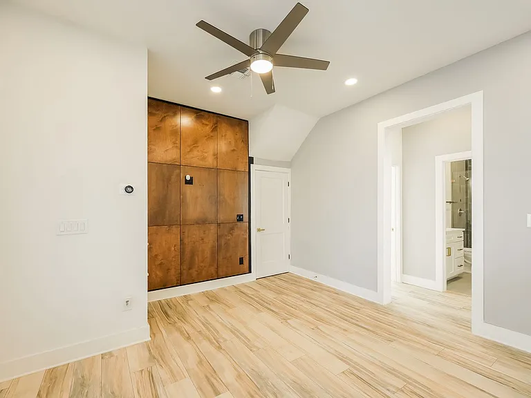 120 E Magnolia — Photo 20