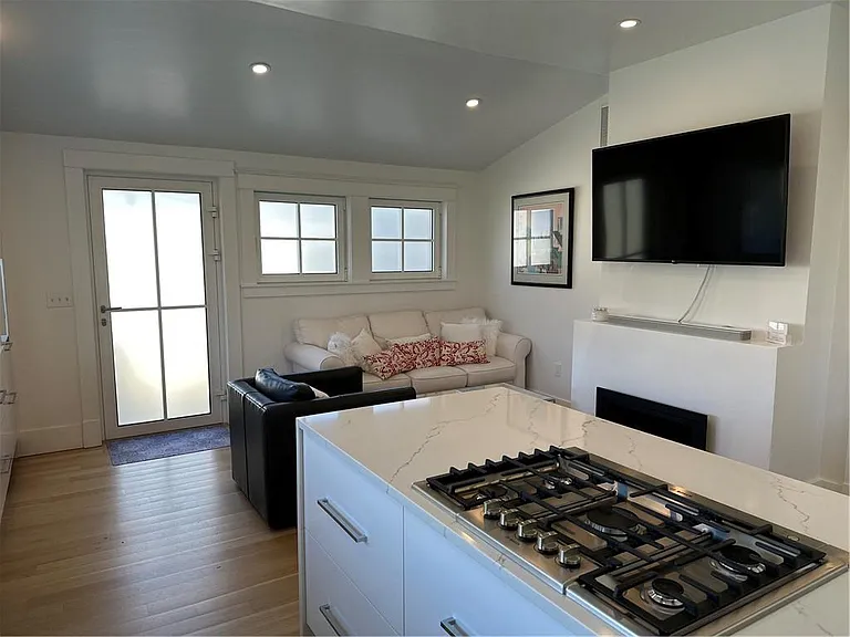 76 Memorial Blvd #REAR — Photo 6
