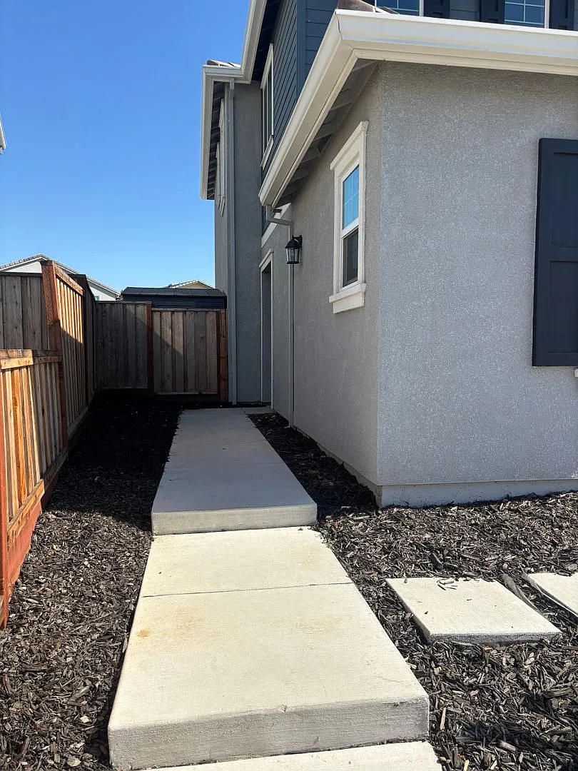 Nearly New Home on One of the Largest Lots in The Villages — Photo 4