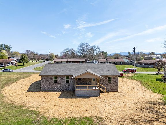 4th image of 208 Rivers Edge Ln