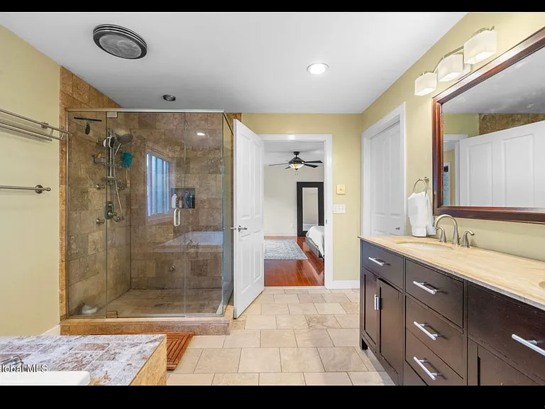 8 Fox Glove Ct — Photo 22