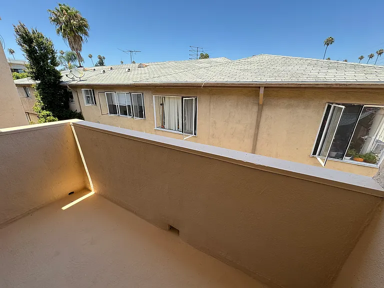 1550 N Harvard Blvd #15 — Photo 4