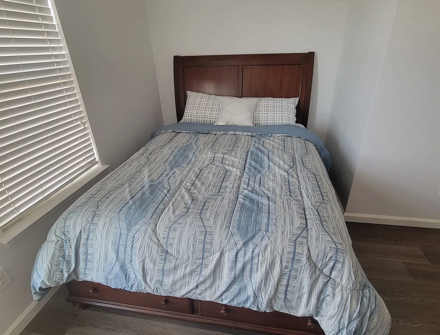 6 bed, 3200 sqft, $850 — Photo 1