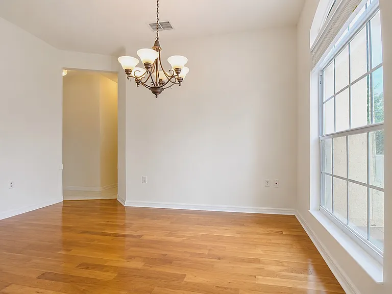 410 Sandringham Ct — Photo 7