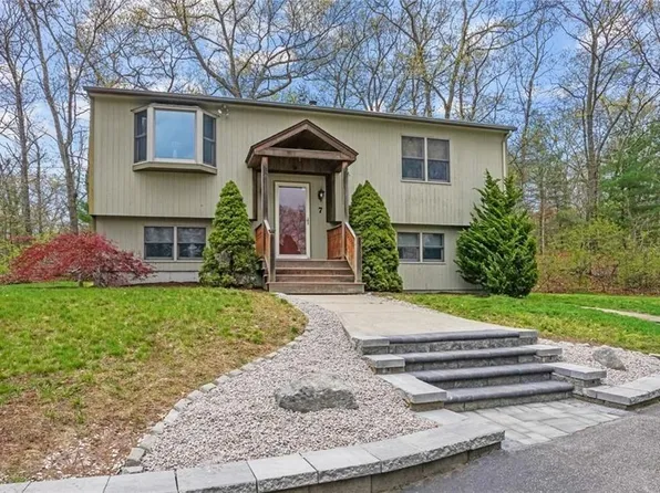7 Colvintown Rd, Coventry, RI 02816