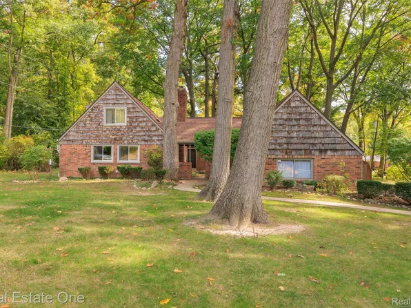 6482 Herbmoor Dr, Troy, MI 48098