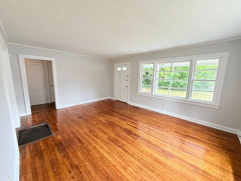 520 King St SE — Photo 2